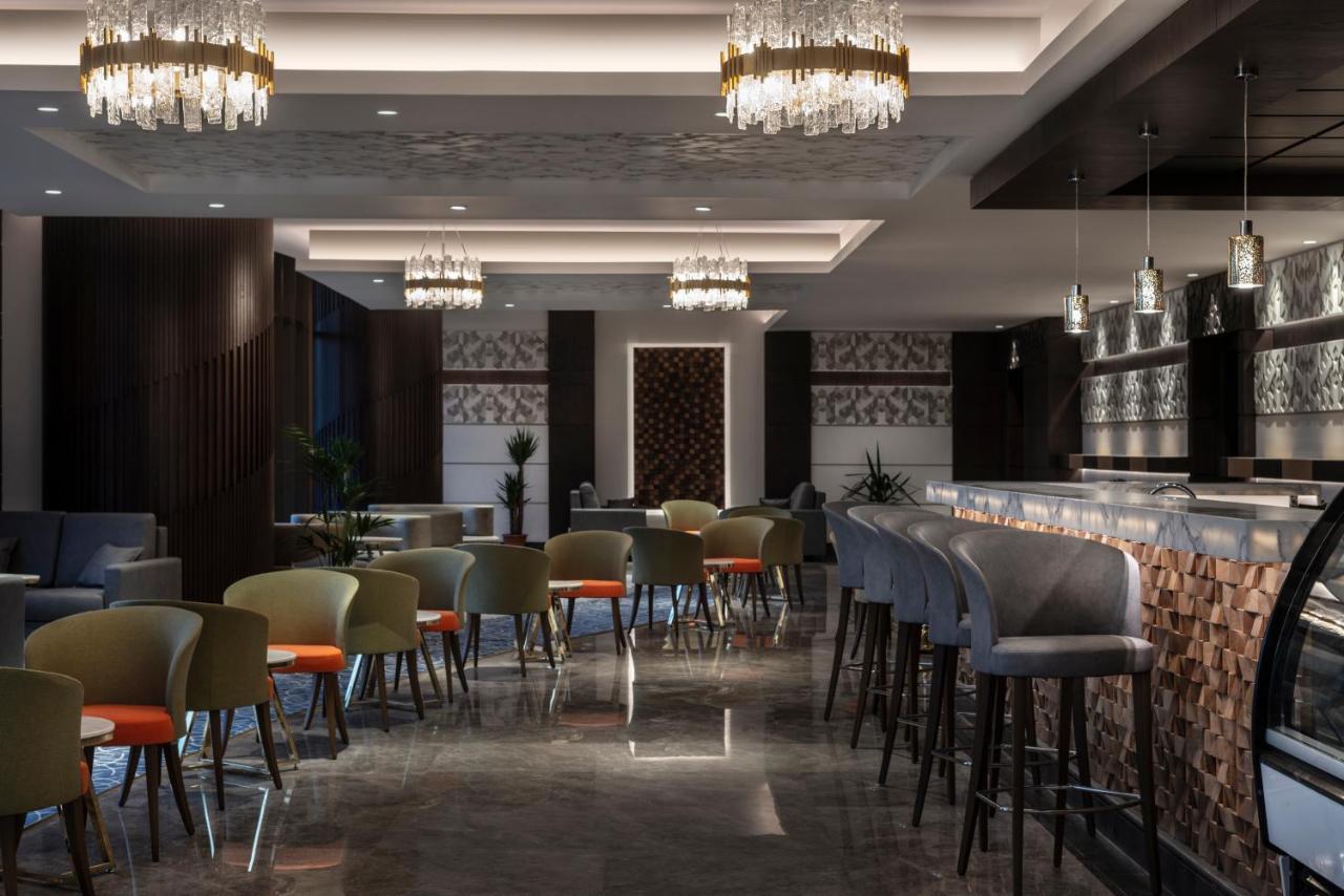 Movenpick Hotel And Residences Riyadh Luaran gambar The bar at the hotel