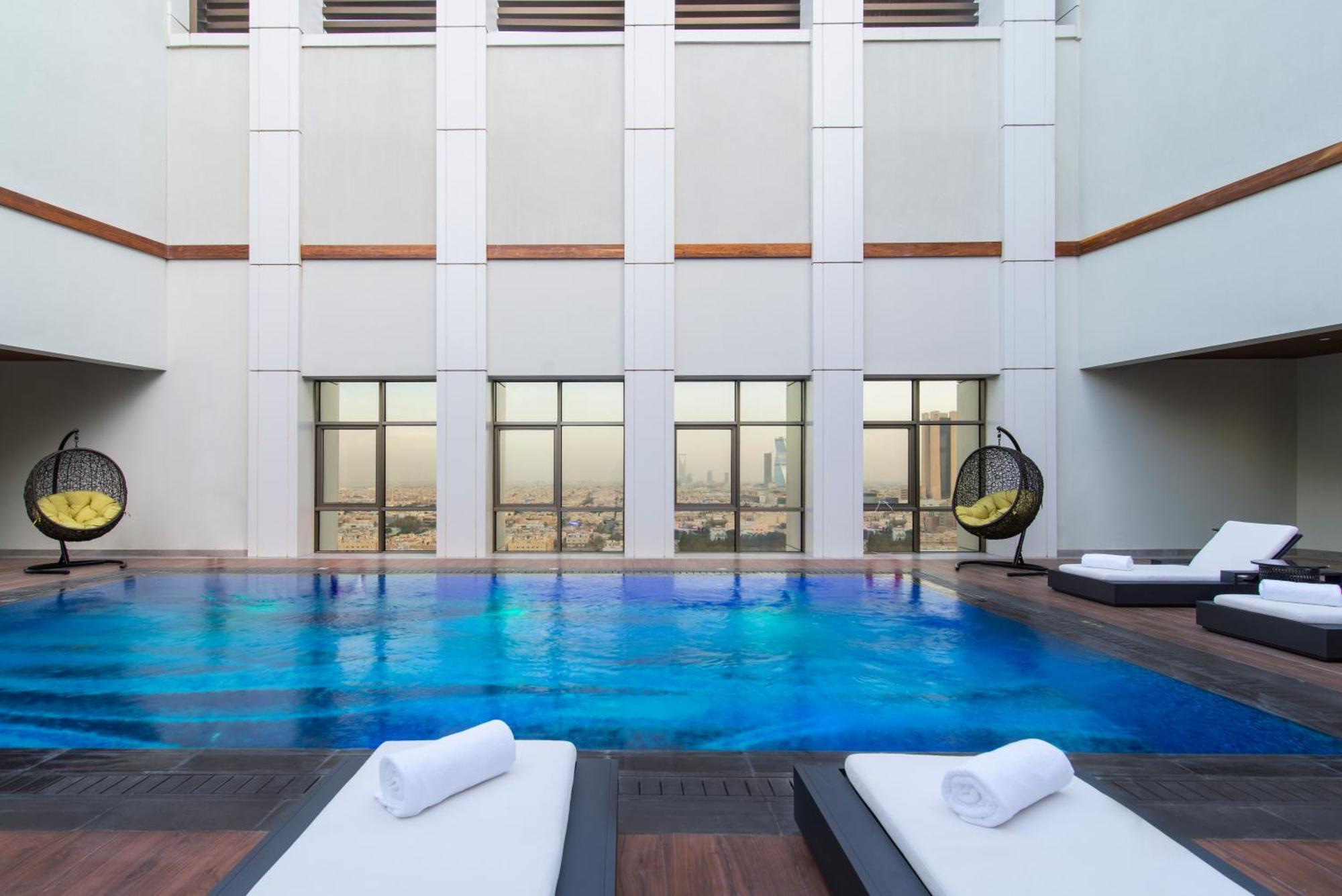 Movenpick Hotel And Residences Riyadh Luaran gambar The swimming pool at the hotel