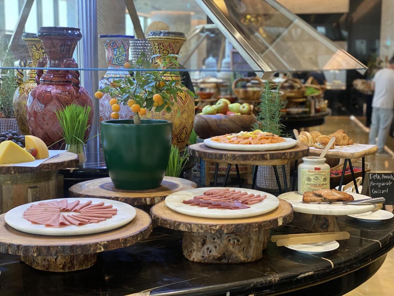 Movenpick Hotel And Residences Riyadh Luaran gambar A buffet at a hotel
