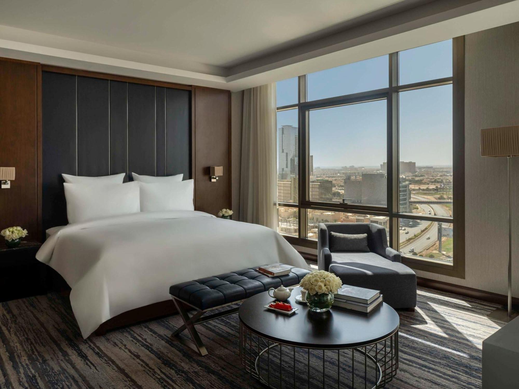 Movenpick Hotel And Residences Riyadh Luaran gambar A bedroom at the Ritz-Carlton, Riyadh