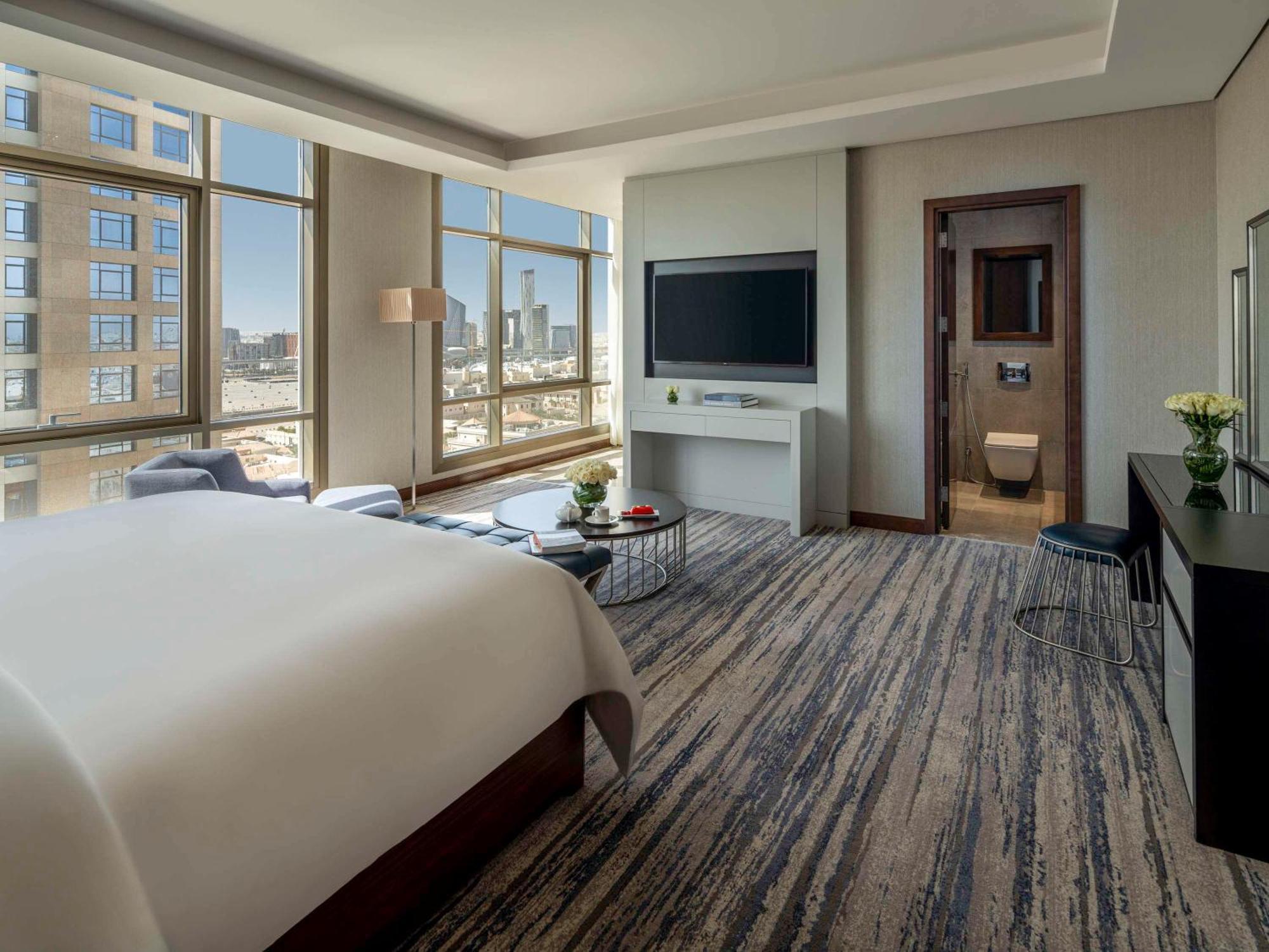 Movenpick Hotel And Residences Riyadh Luaran gambar A bedroom at the hotel