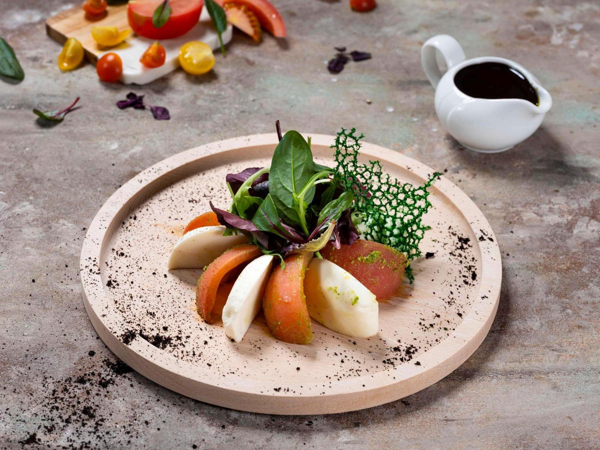Movenpick Hotel And Residences Riyadh Luaran gambar A salad with a balsamic dressing