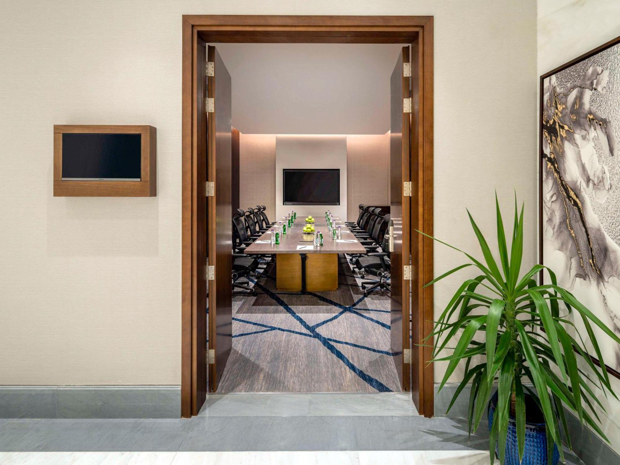 Movenpick Hotel And Residences Riyadh Luaran gambar Meeting room at the hotel
