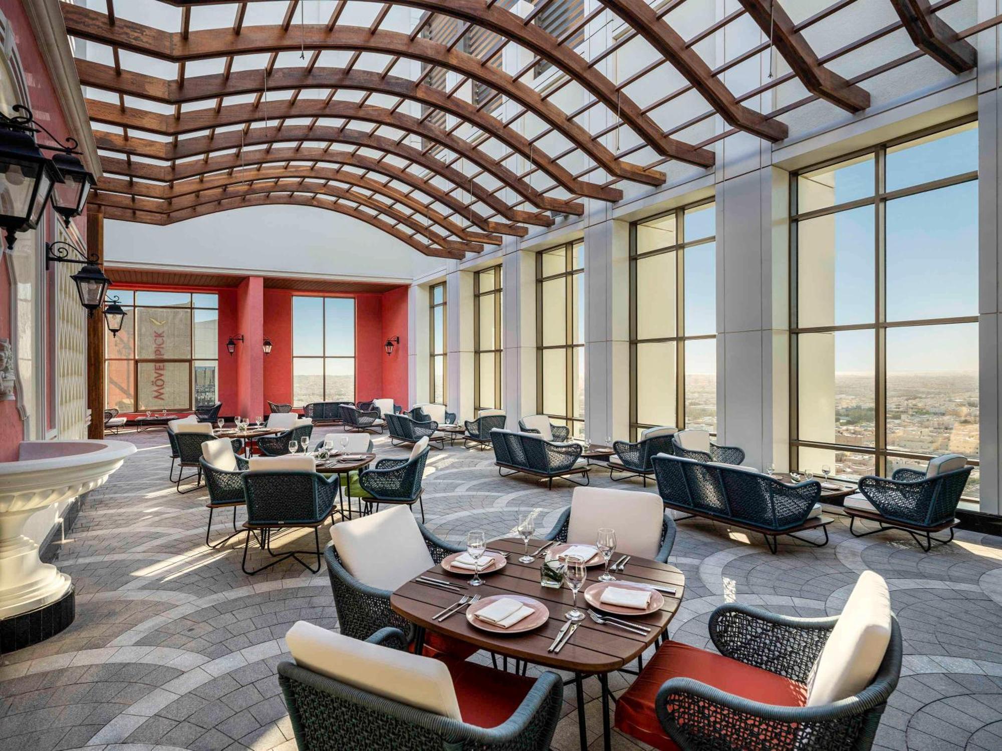 Movenpick Hotel And Residences Riyadh Luaran gambar The Terrace