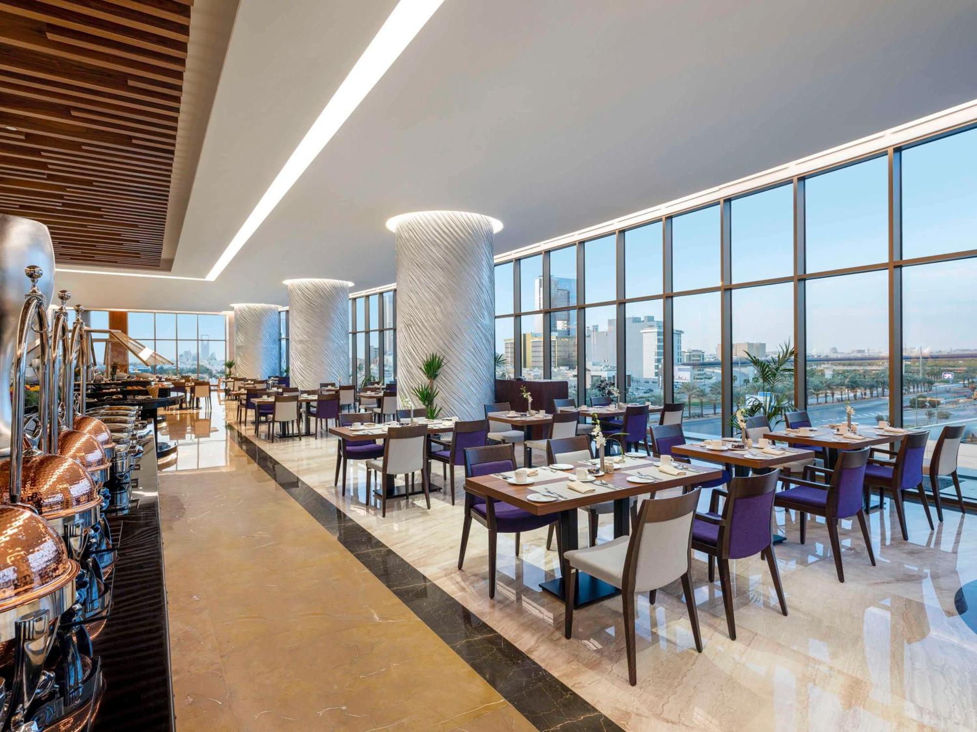 Movenpick Hotel And Residences Riyadh Luaran gambar The restaurant