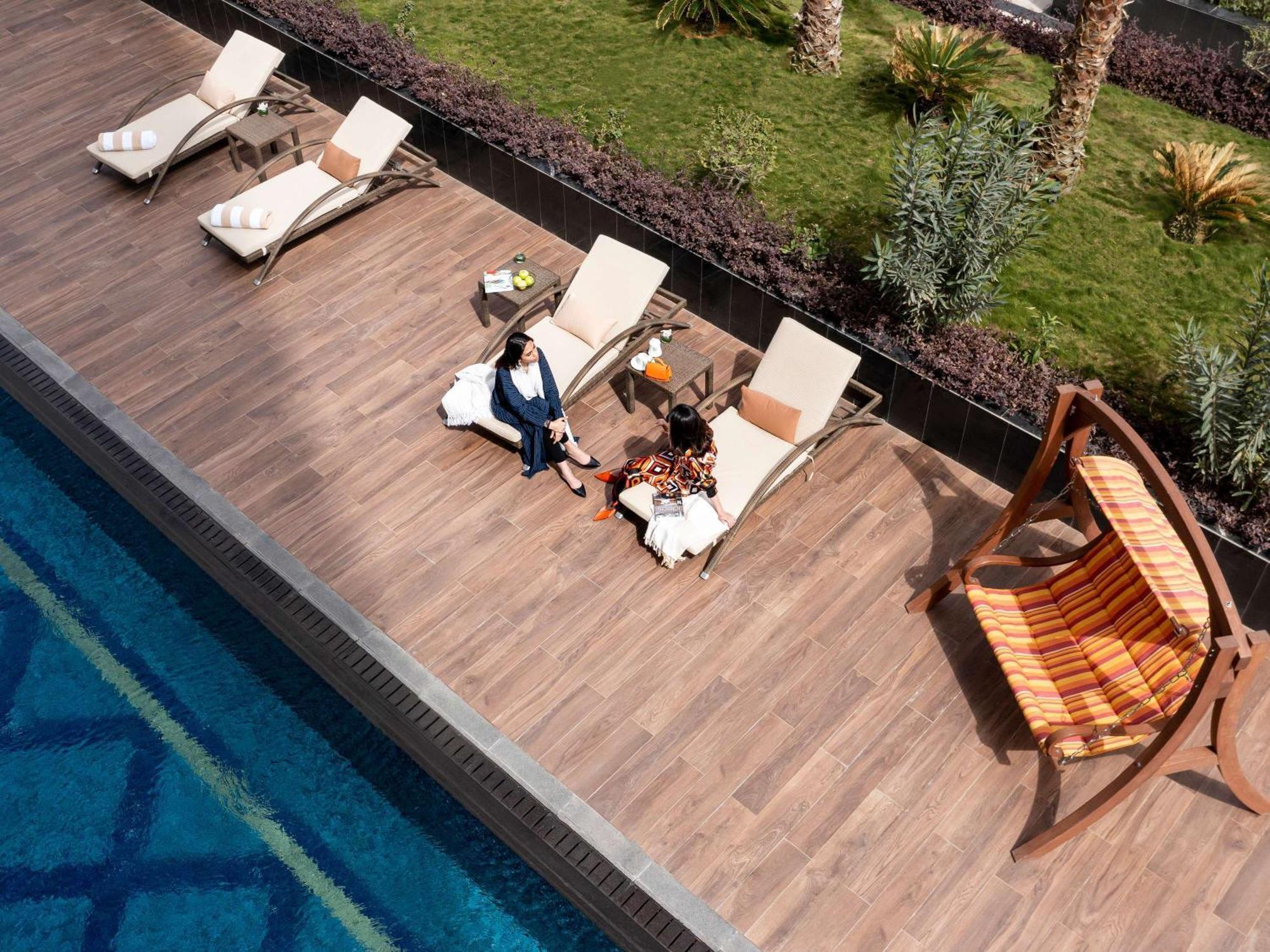 Movenpick Hotel And Residences Riyadh Luaran gambar The swimming pool at the hotel